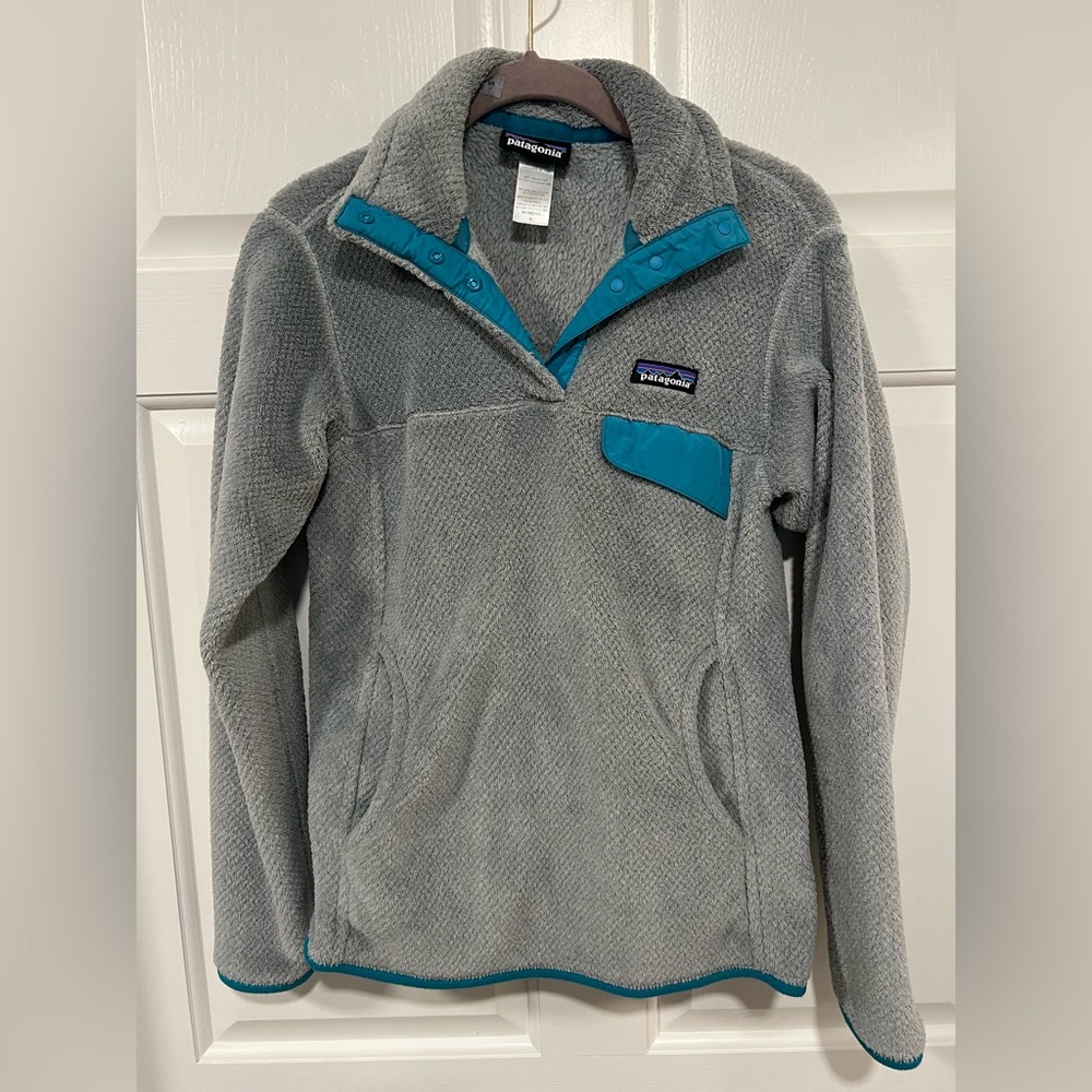 Patagonia Fleece. Size Small. Gray with Blue outline.